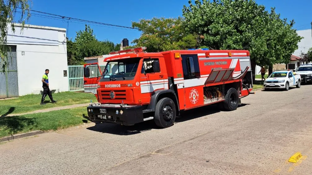 Apagaron fuego que se originó en el patio de una casa 