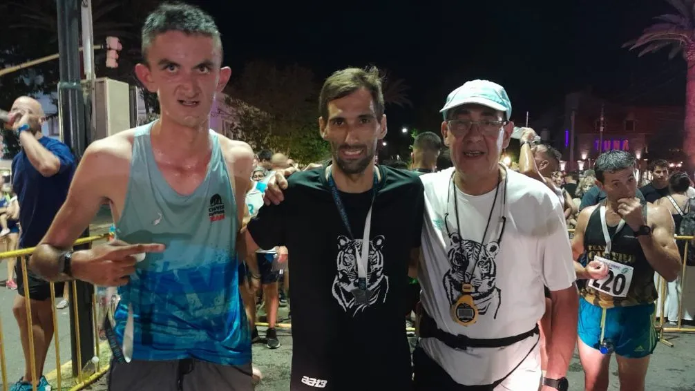 Dos locales que arrancaron el año “afilados”, Lautaro Vivas y Roberto Arancibia, en la imagen junto al entrenador de Roberto, Eduardo Miranda.