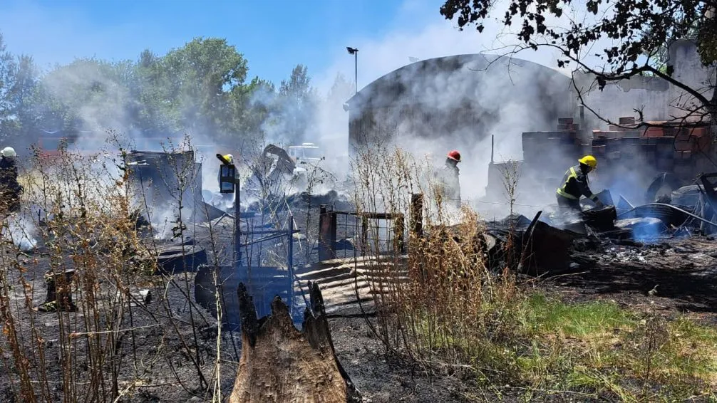 Intenso trabajo de Bomberos para extinguir un incendio en un predio de logística