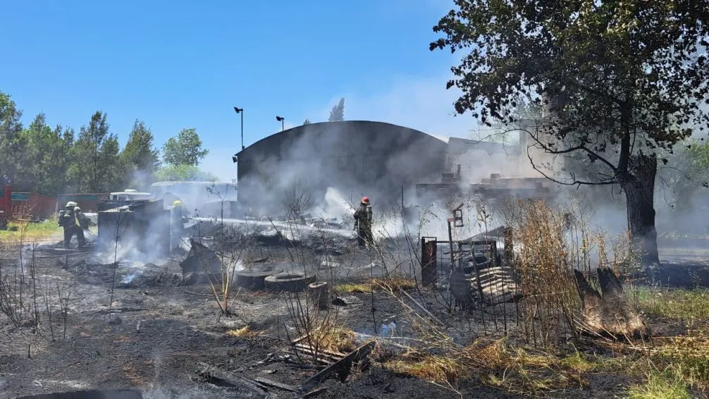 Intenso trabajo de Bomberos para extinguir un incendio en un predio de logística