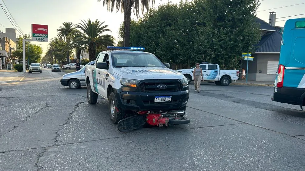 Móvil policial impactó con una moto: un hombre fue hospitalizado