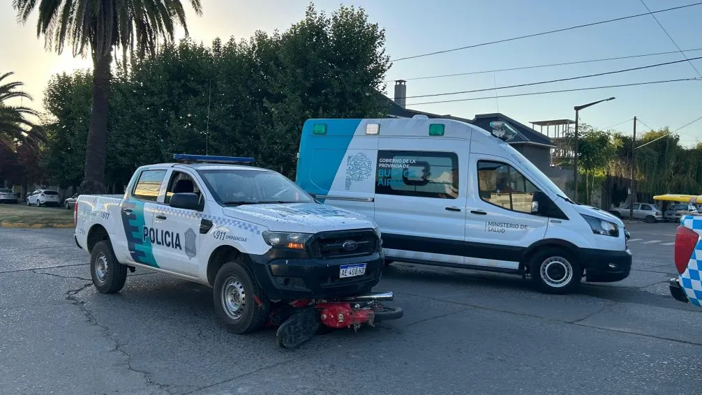 Móvil policial impactó con una moto: un hombre fue hospitalizado