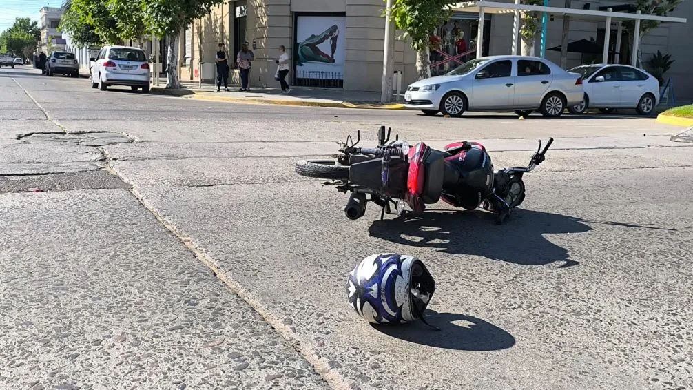 Moto y auto chocaron en avenida Brown y Sarmiento