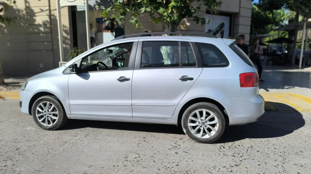 Moto y auto chocaron en avenida Brown y Sarmiento