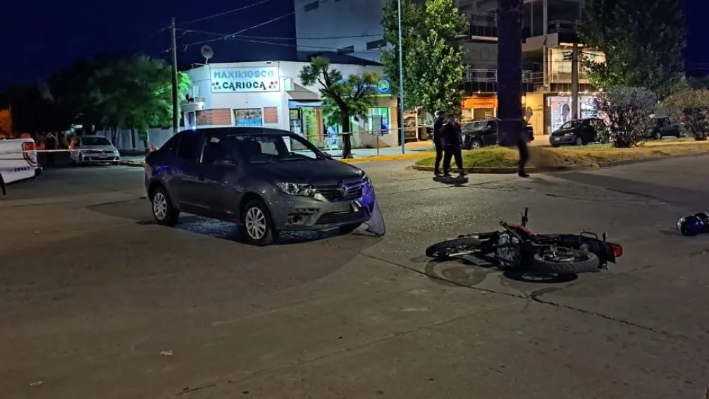 Una mujer fue llevada al hospital con golpes a causa de un choque entre auto y moto