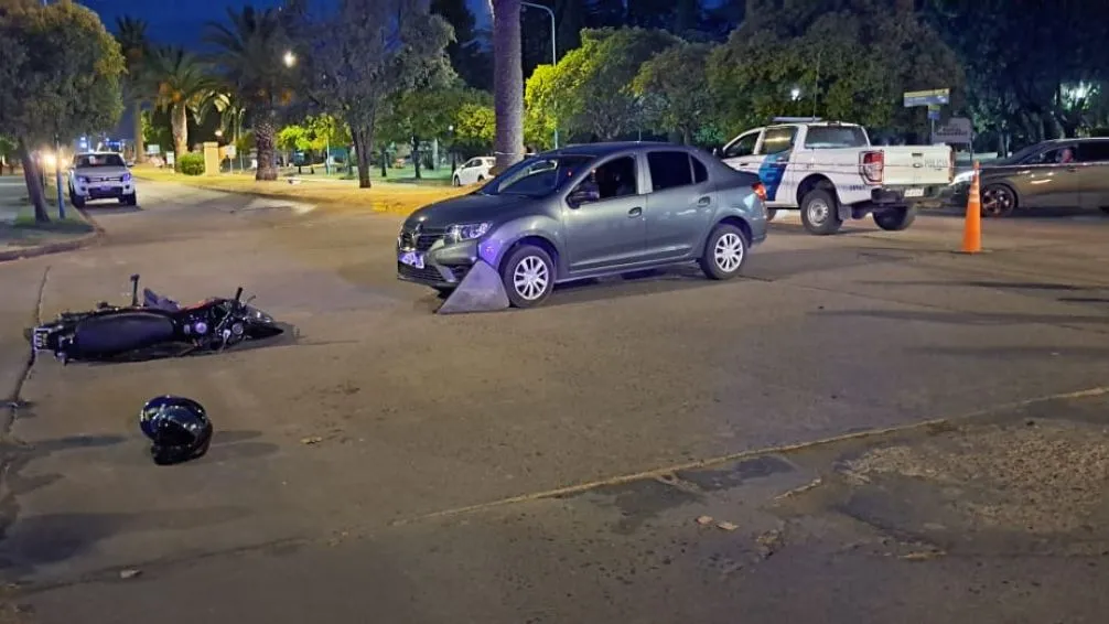 Una mujer fue llevada al hospital con golpes a causa de un choque entre auto y moto