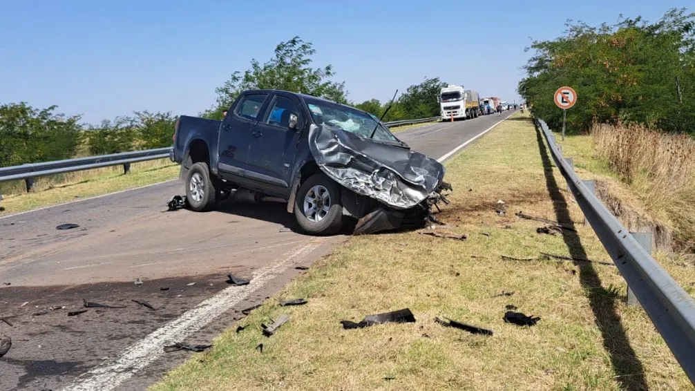 Chocaron tres vehículos, uno de ellos volcó y fueron hospitalizadas al menos 5 personas