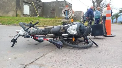  Una moto impactó contra una bicicleta en la avenida 25 de Mayo