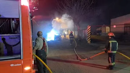 Incendio de un Renault 12 en la calle José Hernández