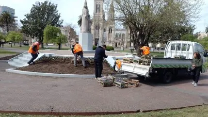 Los "Guardianes de tu plaza" embellecieron la Alsina para recibir la primavera