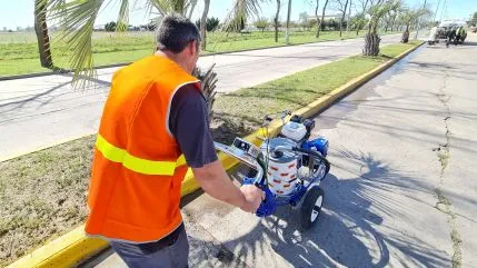 Pusieron en actividad una maquinaria para pintar cordones y sendas