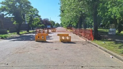 Arreglaron un histórico bache sobre calle Quintana