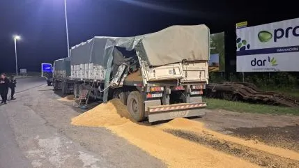  Choque de camiones produjo el derrame de trigo en plena rotonda