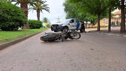 Motociclista chocó contra la puerta de un auto estacionado