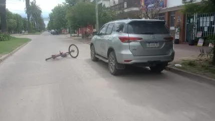 Un portazo generó la caída al asfalto de una joven ciclista