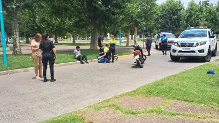 Una moto chocó a un auto en San Martín y Brown y sus dos ocupantes fueron llevados al hospital