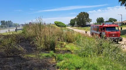 Apagaron fuego en pastizales en la subida al puente de la ruta 226