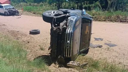 Dos camionetas involucradas en un choque y vuelco