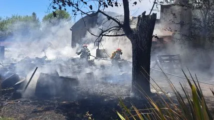 Intenso trabajo de Bomberos para extinguir un incendio en un predio de logística