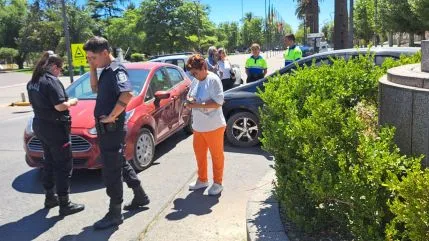 Chocaron dos autos en la esquina de la municipalidad